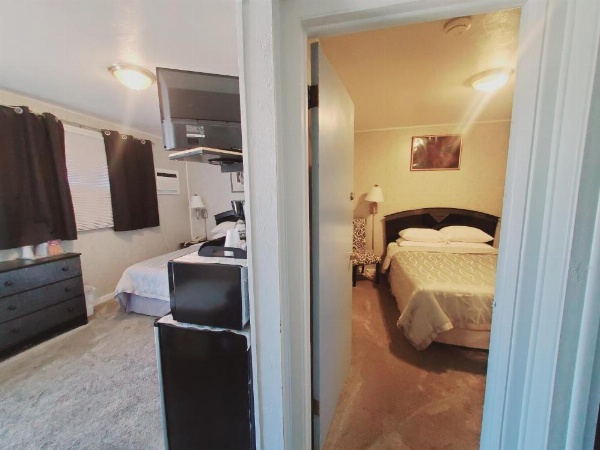 Holiday Lodge image 8